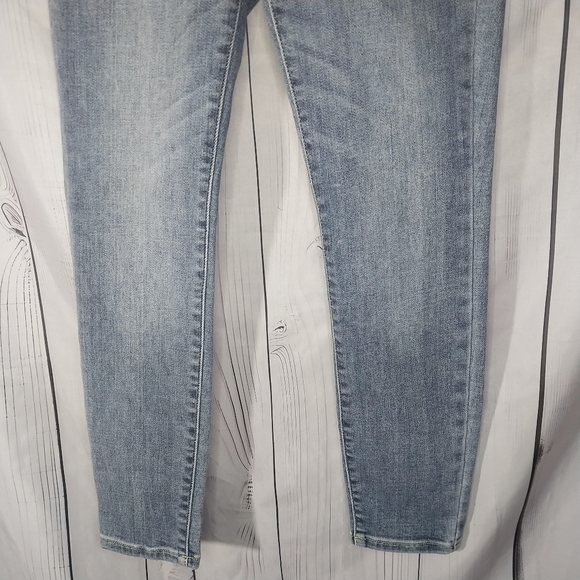 Judy Blue Light Wash Mid-Rise Skinny Fit Stretch Jeans - Picture 4 of 8